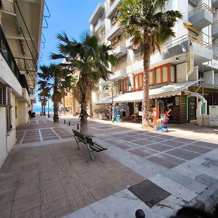 Apartment 50 Meters From The Beach Loutráki Exteriör bild